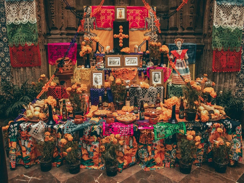 What flowers are used for Dia de los Muertos?