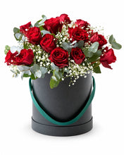 Laden Sie das Bild in den Galerie-Viewer, Elegant Red Roses in a Hat Box delivered in Oslo and across Norway by a local florist