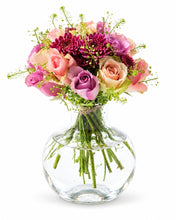 Laden Sie das Bild in den Galerie-Viewer, Pink roses bouquet in purple delivered in Oslo and across Norway by a local florist