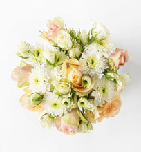 Cargar imagen en el visor de la Galería, Fair trade rose bouquet in peach - abcFlora.com
