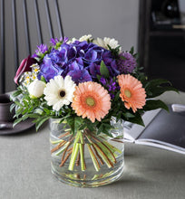 Cargar imagen en el visor de la Galería, Hydrangea Bouquet in purple and peach - abcFlora.com