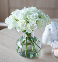 Cargar imagen en el visor de la Galería, Newborn rose bouquet with vase - abcFlora.com
