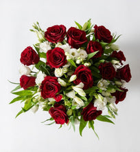 Cargar imagen en el visor de la Galería, Red rose bouquet with lisianthus - abcFlora.com